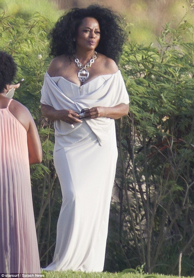29D5073500000578-3133602-Love_Supreme_Diana_Ross_71_shows_off_cleavage_in_white_gown_at_h-a-15_1434934671250